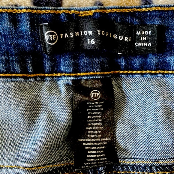 Fashion to Figure Shorts - Picture 3 of 3